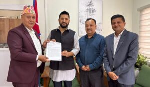चितवनका व्यवसायीले भेटे रवि लामिछाने, नारायणगढ बजार जोगाउन माग