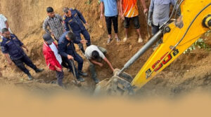 सडक खन्ने क्रममा माटोको ढिस्को खस्दा दुई मजदुरको मृत्यु, एक गम्भीर