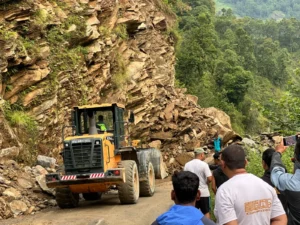 बाढी पहिरोले देशका विभिन्न राजमार्ग प्रभावित, कुनको अवस्था के छ ? (सूचीसहित)